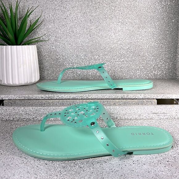 Torrid Medallion T-Strap Sandal (WW) Flip Flops Sandals Size 8 WW - Picture 2 of 7